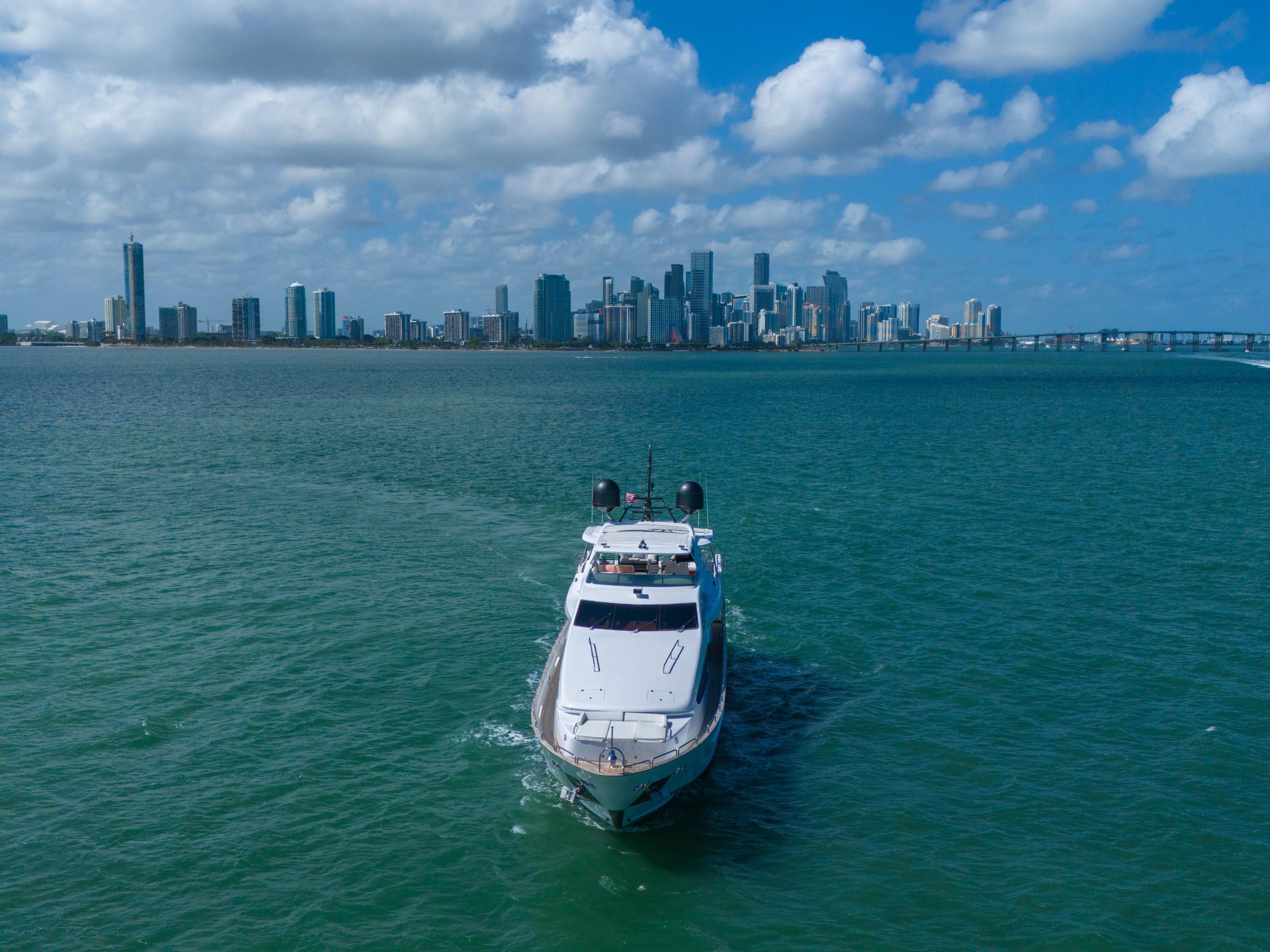 2012 Azimut 105 