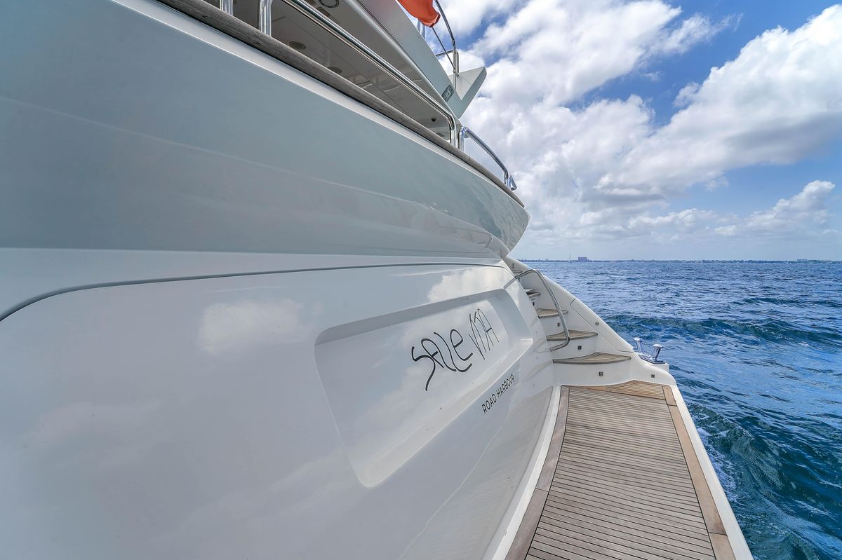 2012 Azimut 105 