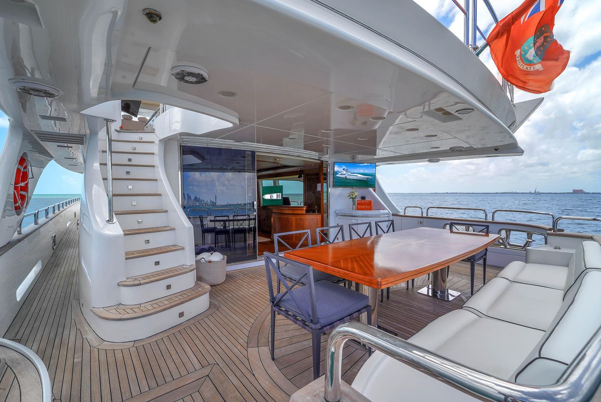 2012 Azimut 105 