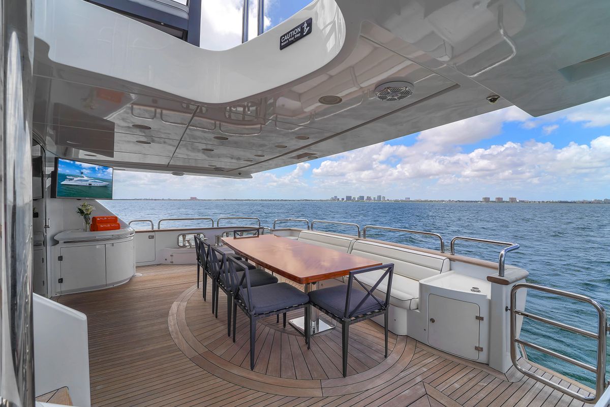 2012 Azimut 105 