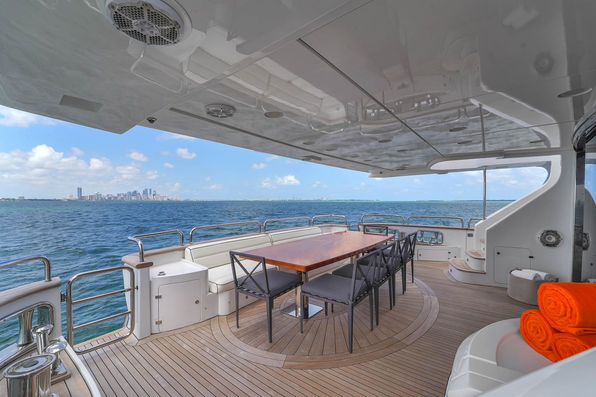 2012 Azimut 105 