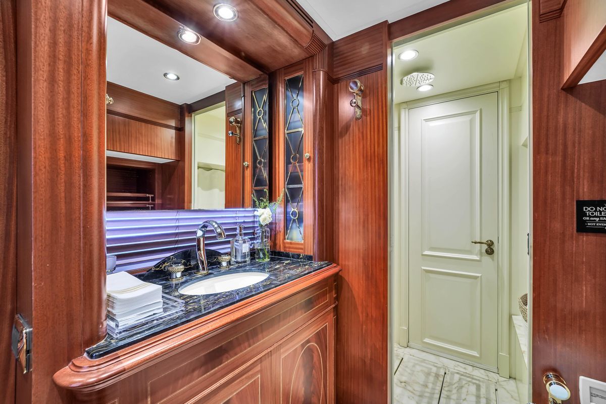 2012 Azimut 105 