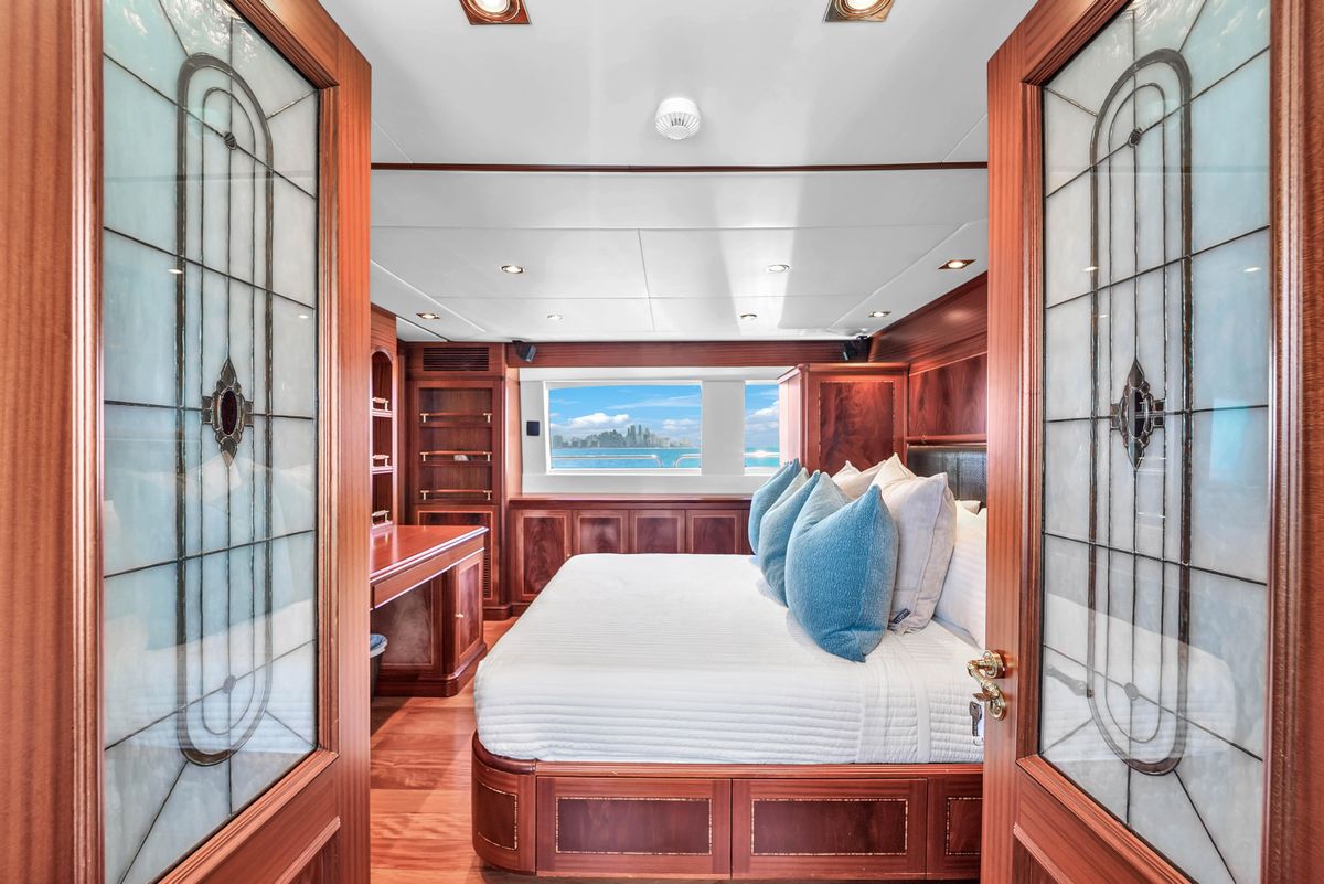 2012 Azimut 105 