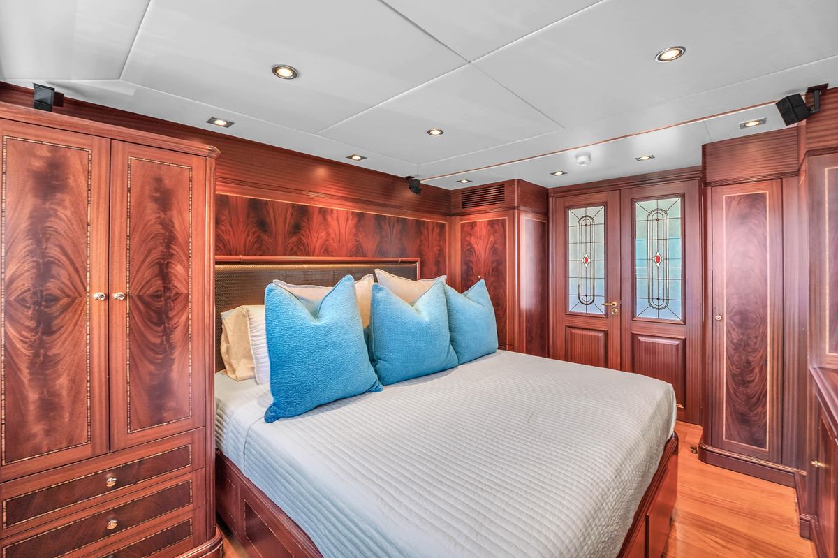 2012 Azimut 105 