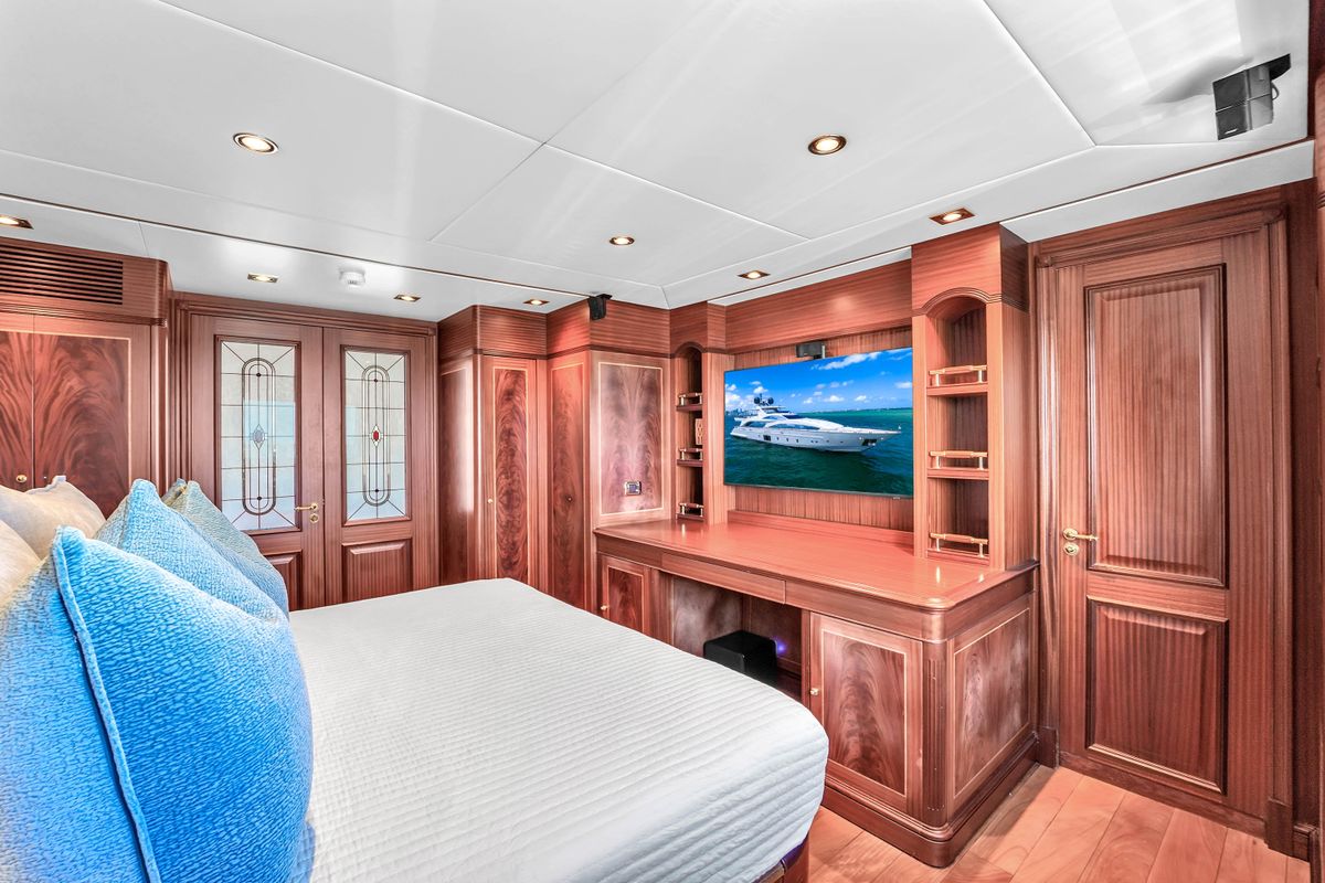 2012 Azimut 105 