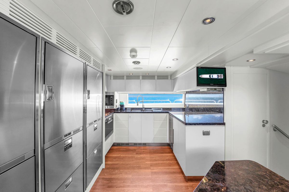 2012 Azimut 105 
