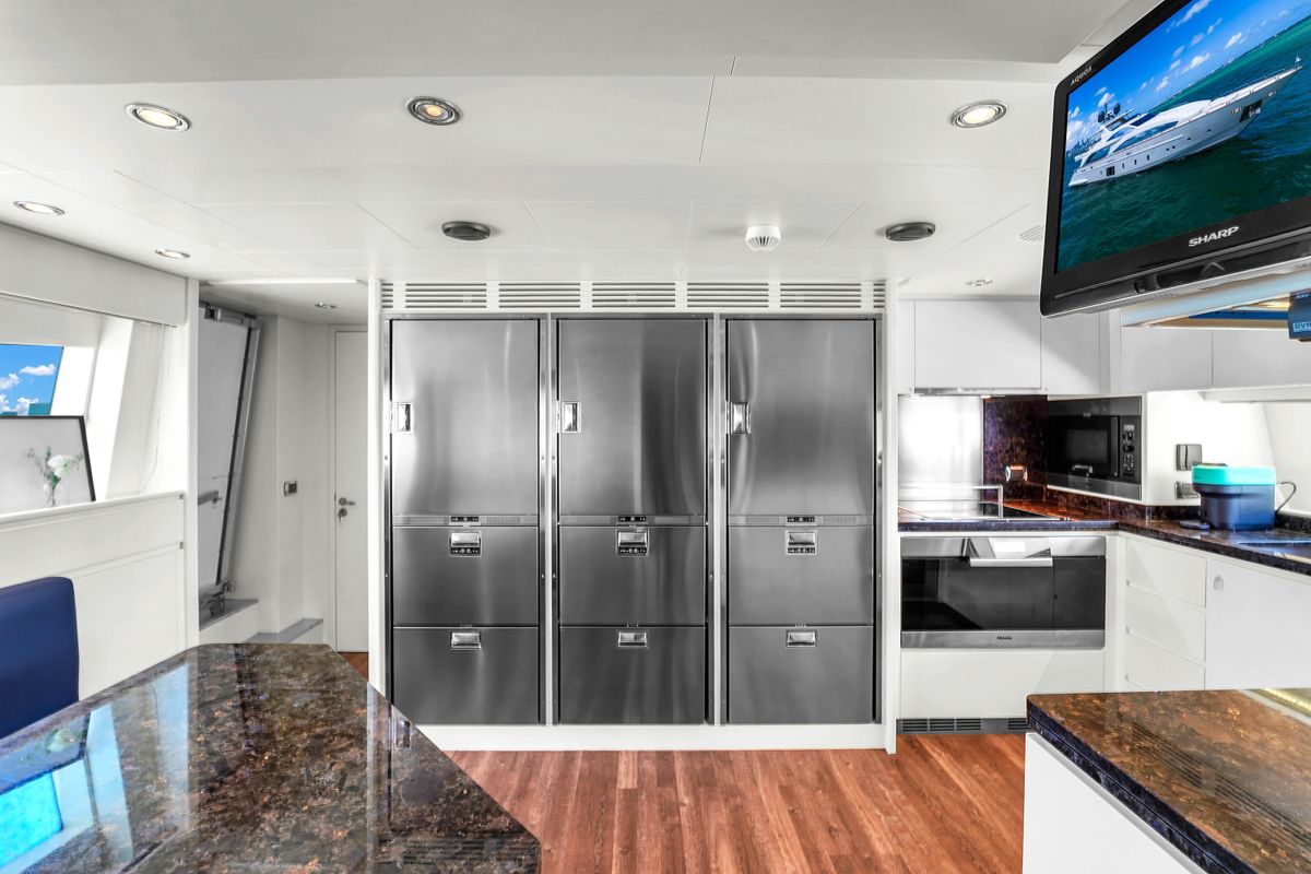 2012 Azimut 105 