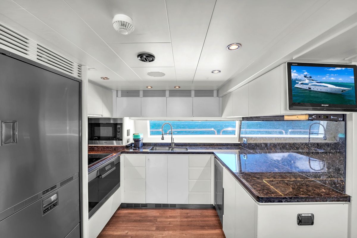2012 Azimut 105 