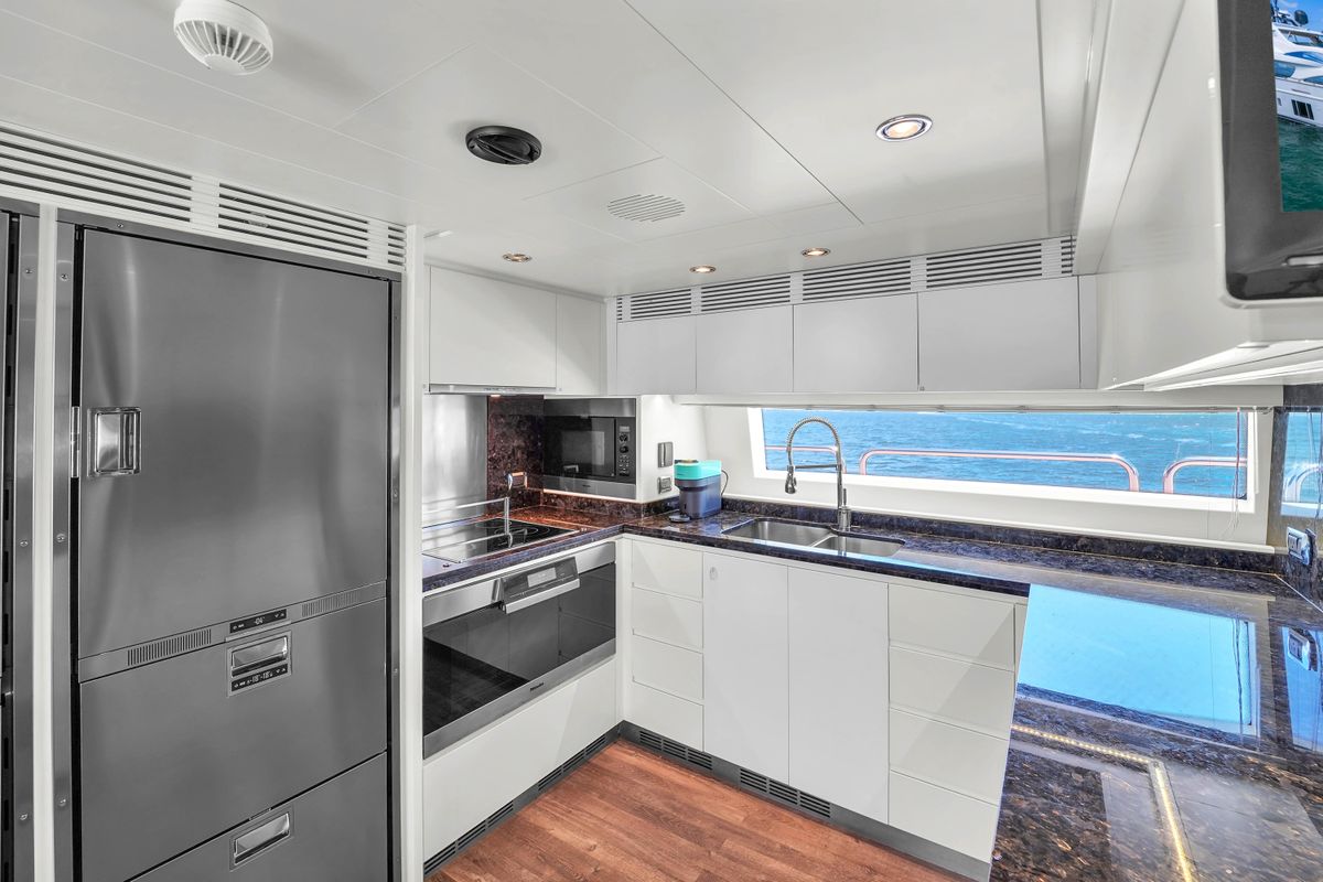 2012 Azimut 105 