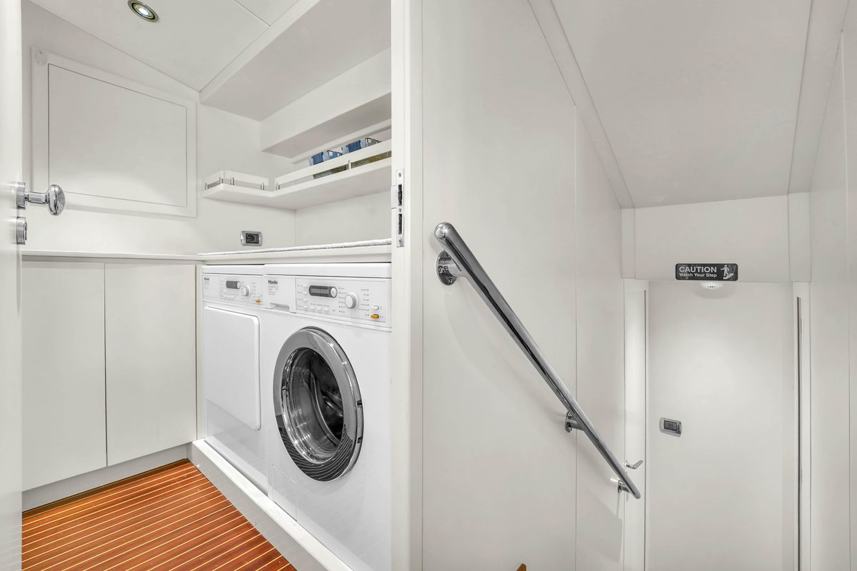 2012 Azimut 105 