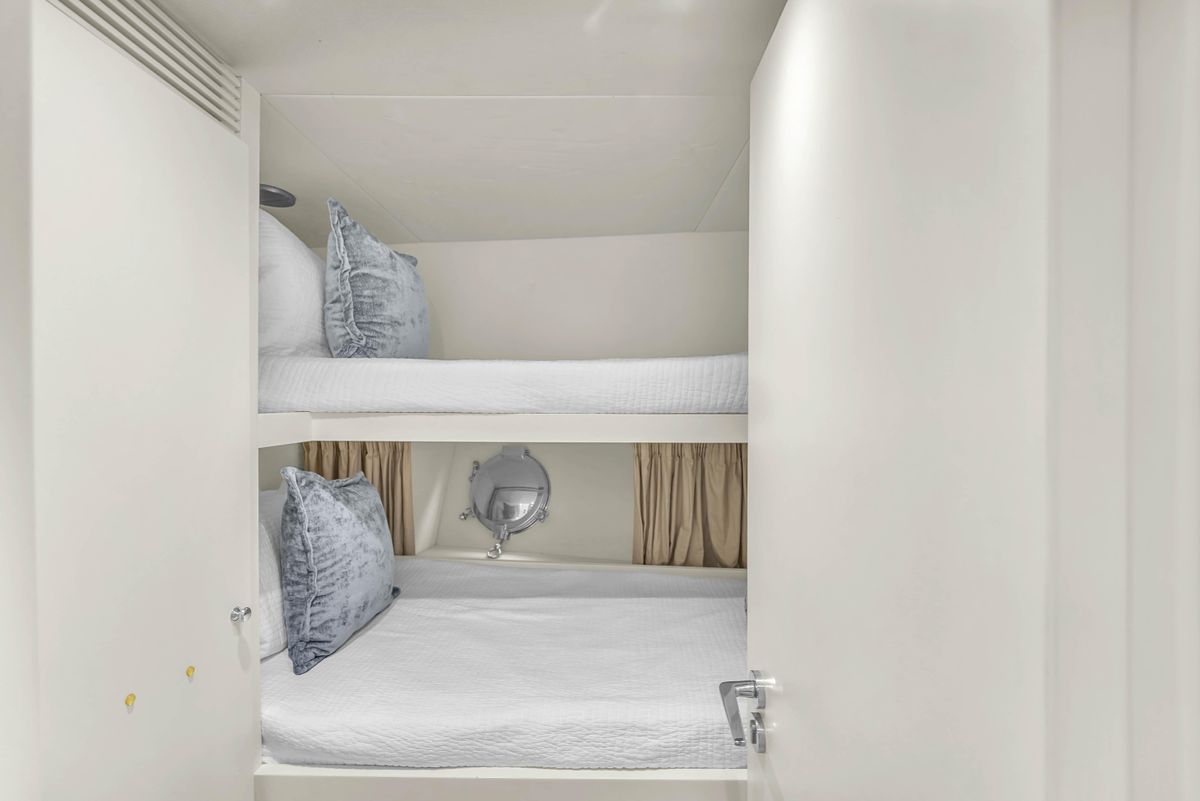 2012 Azimut 105 