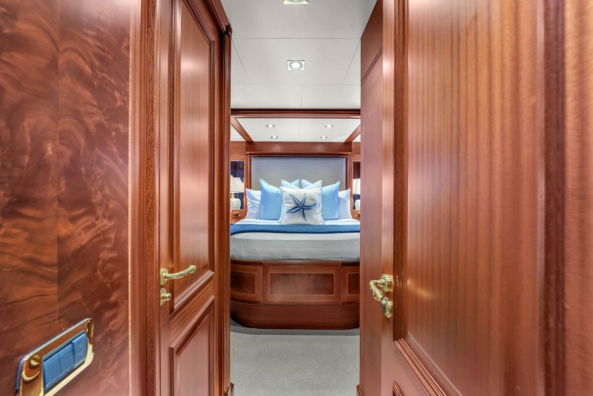 2012 Azimut 105 