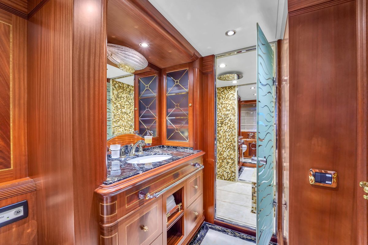 2012 Azimut 105 