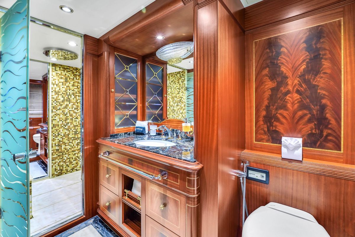 2012 Azimut 105 