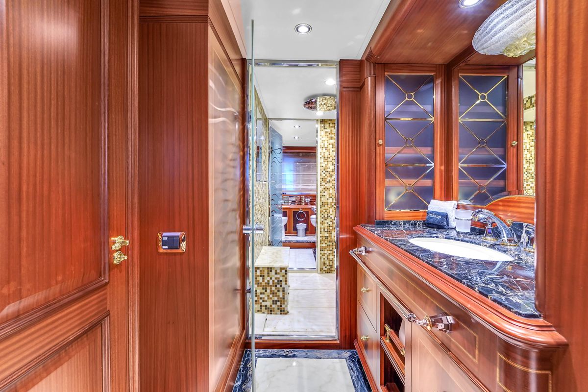 2012 Azimut 105 