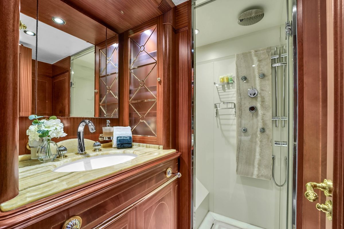 2012 Azimut 105 