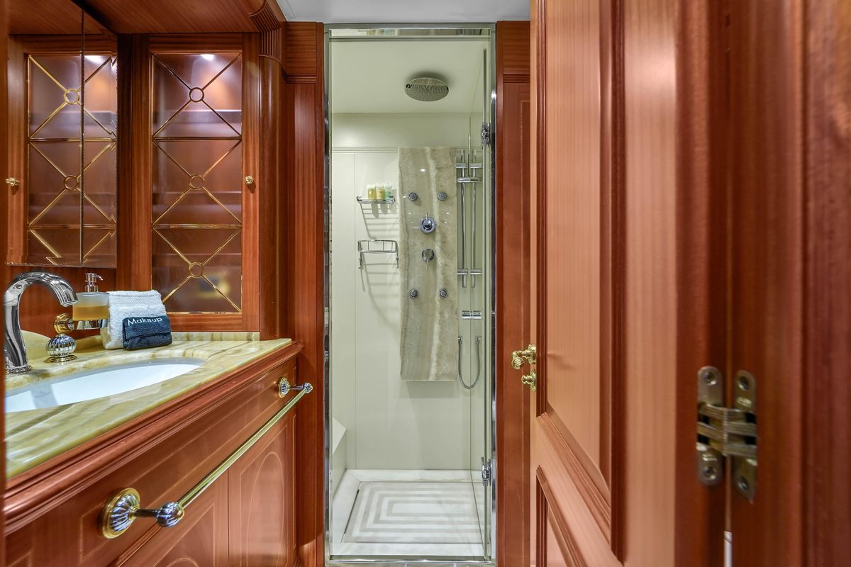 2012 Azimut 105 