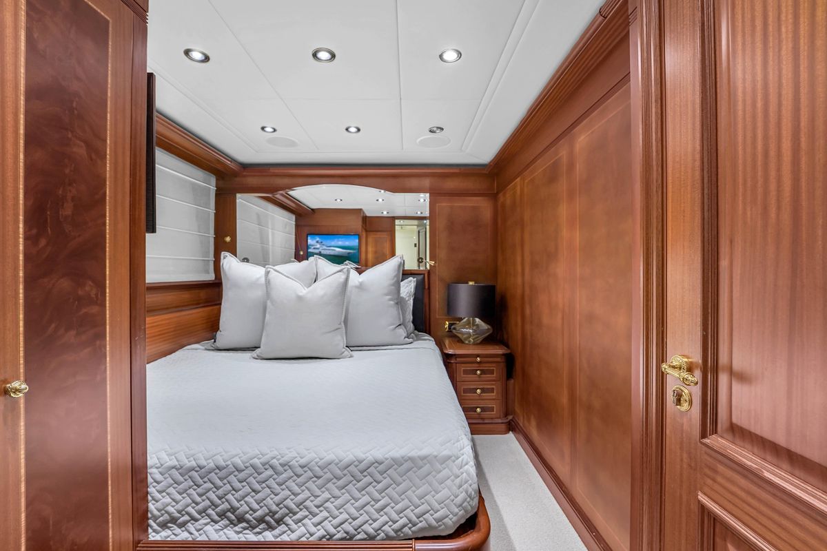 2012 Azimut 105 