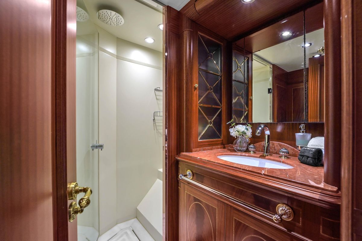 2012 Azimut 105 
