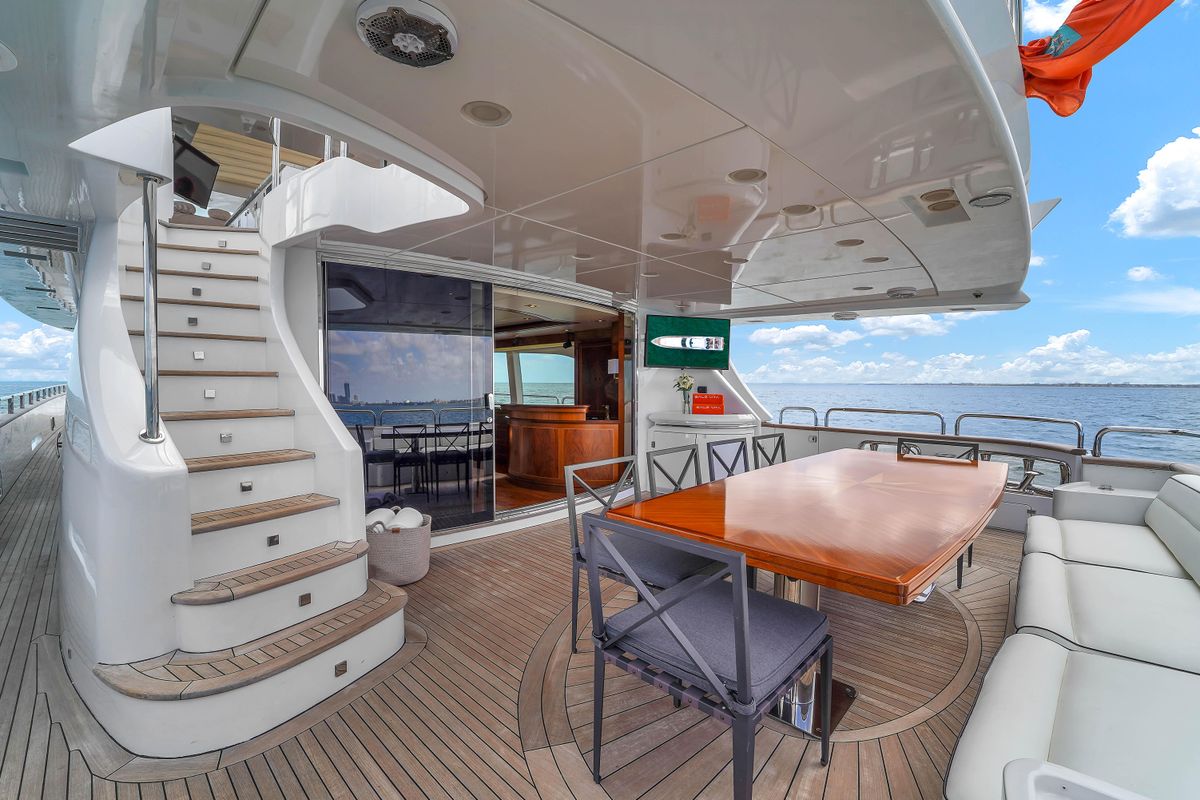 2012 Azimut 105 