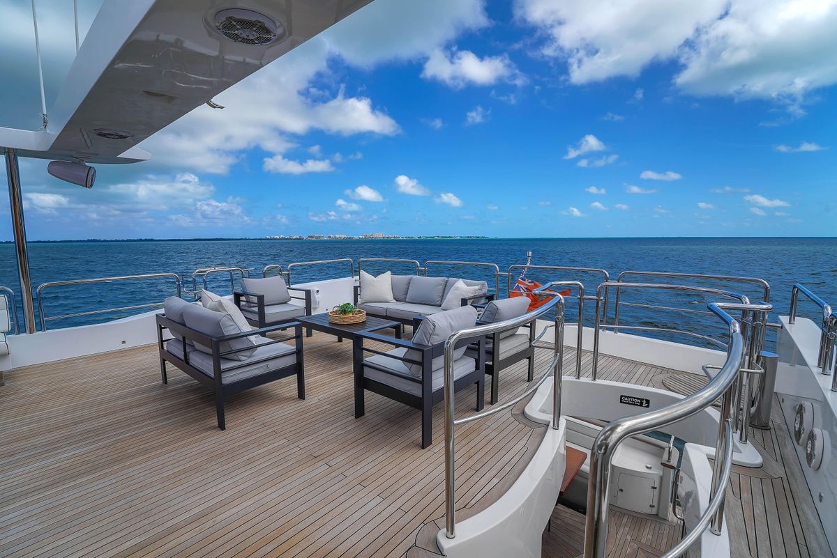 2012 Azimut 105 
