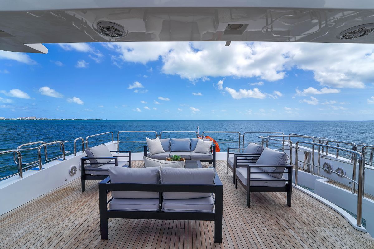 2012 Azimut 105 
