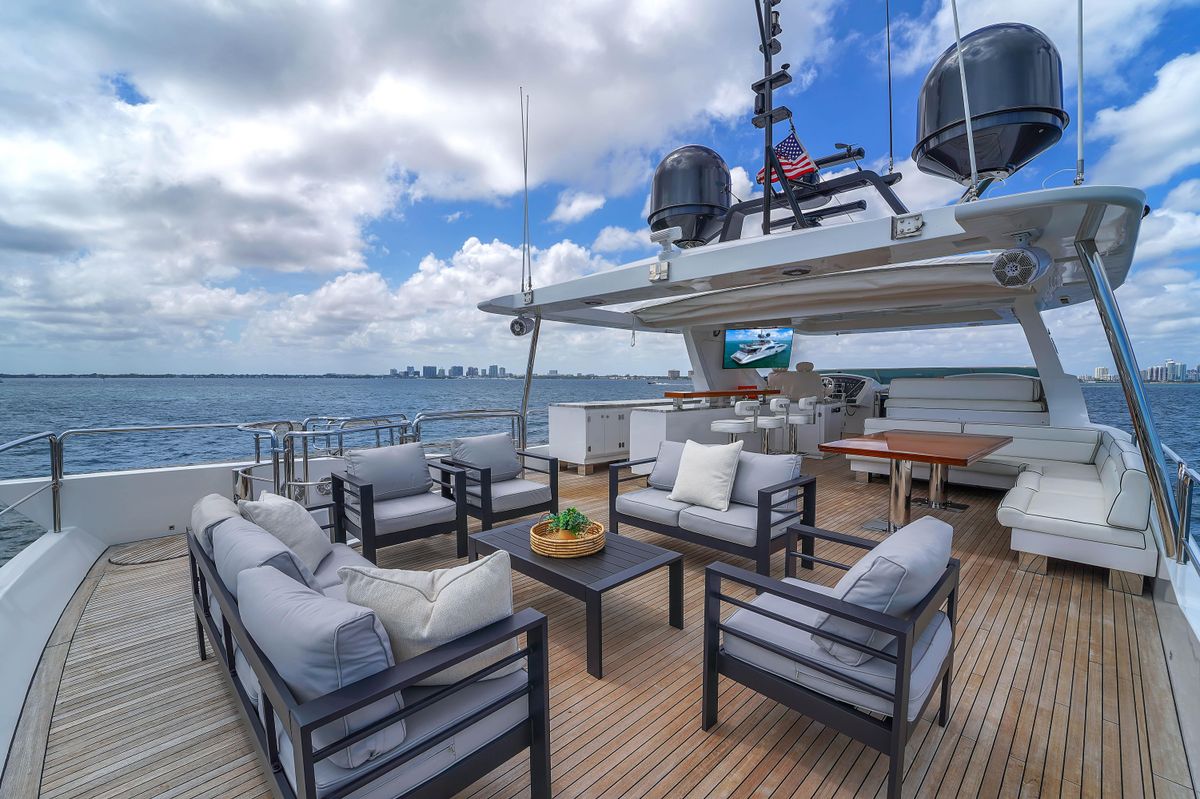 2012 Azimut 105 