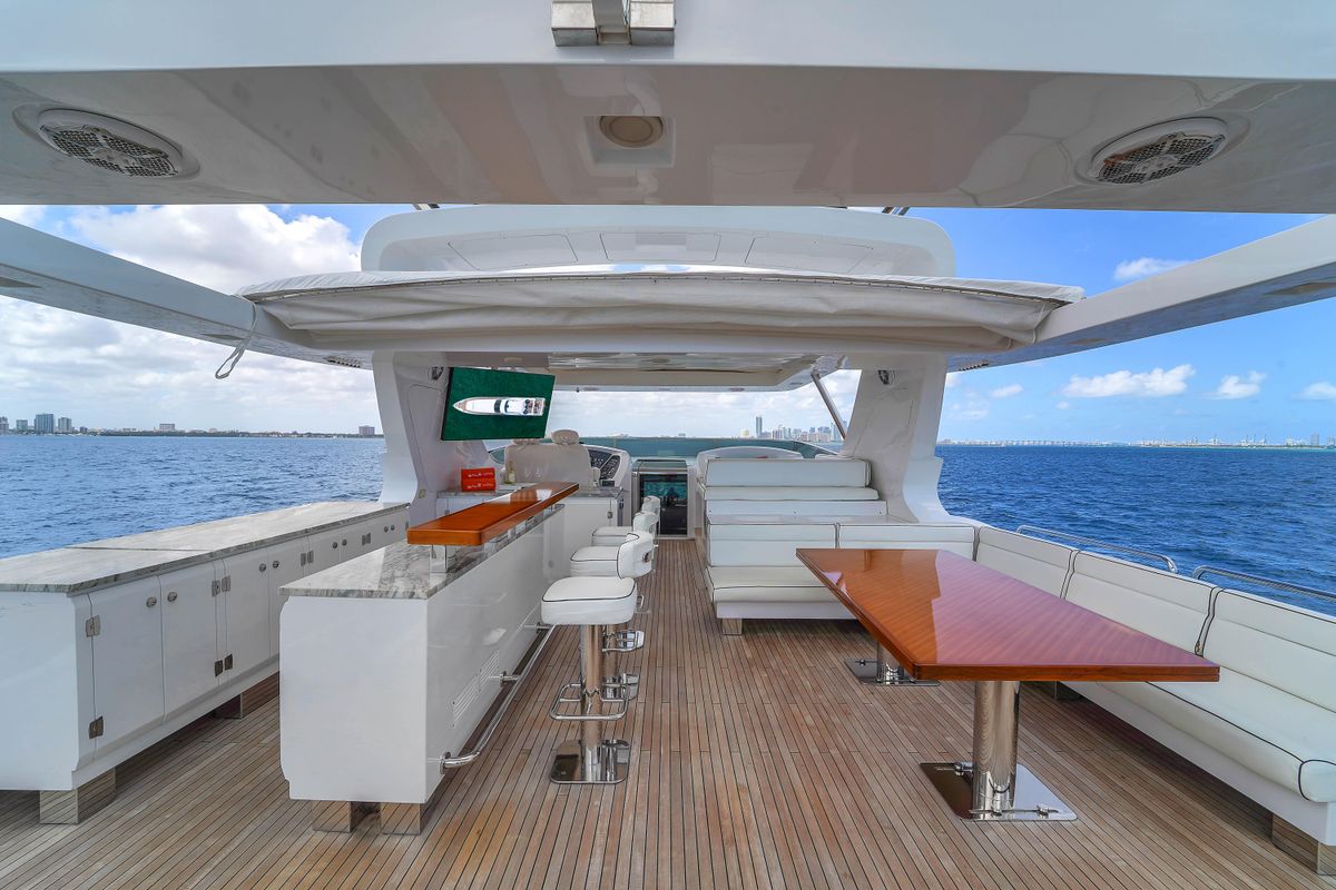 2012 Azimut 105 