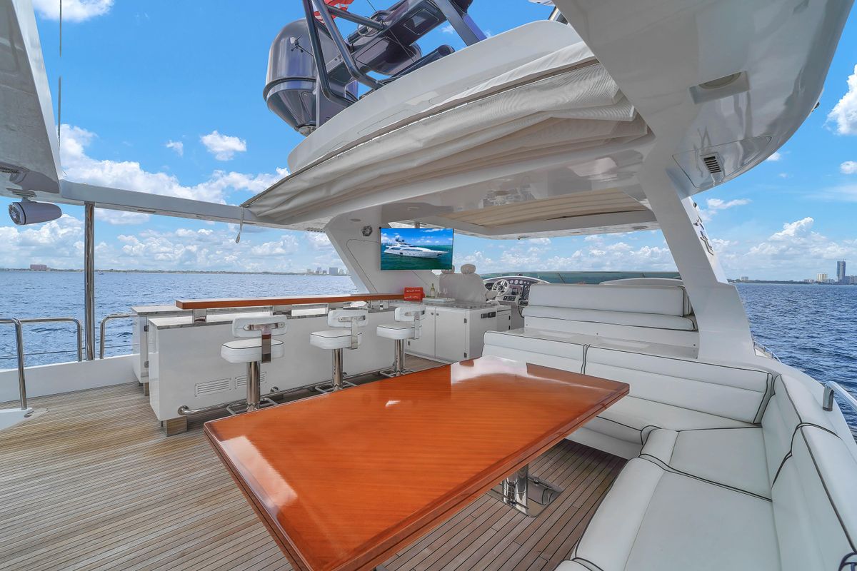2012 Azimut 105 