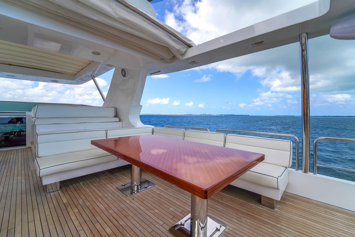 2012 Azimut 105 