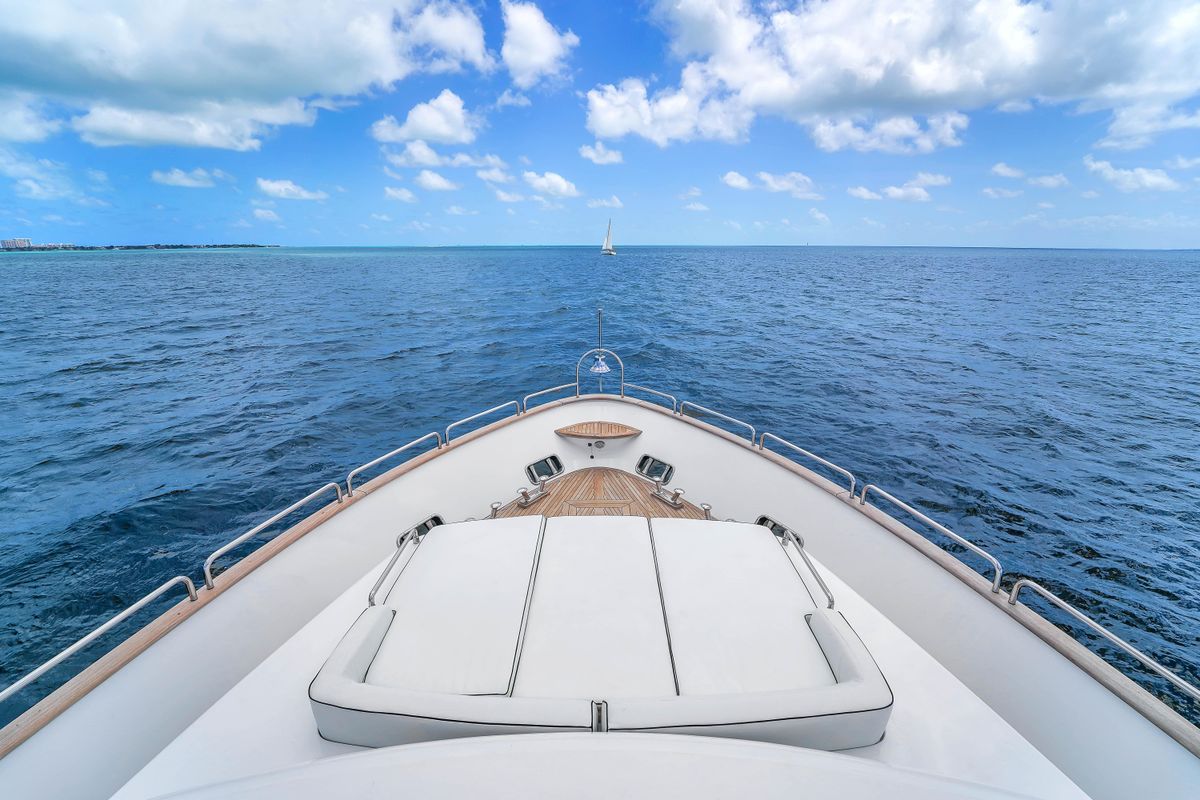 2012 Azimut 105 