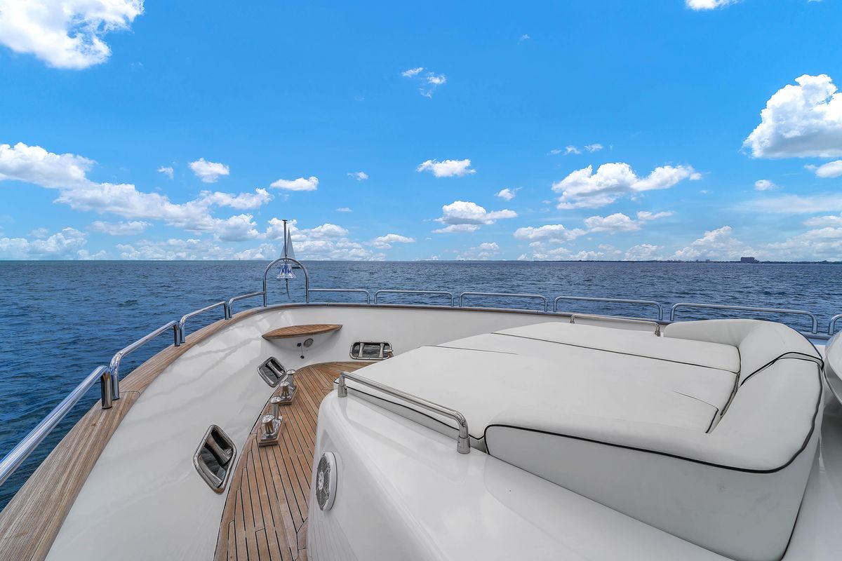 2012 Azimut 105 