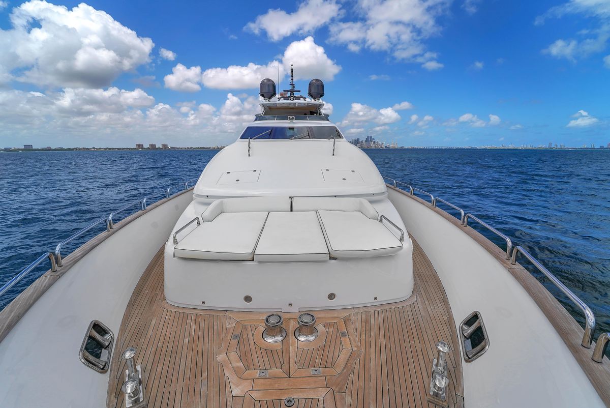 2012 Azimut 105 