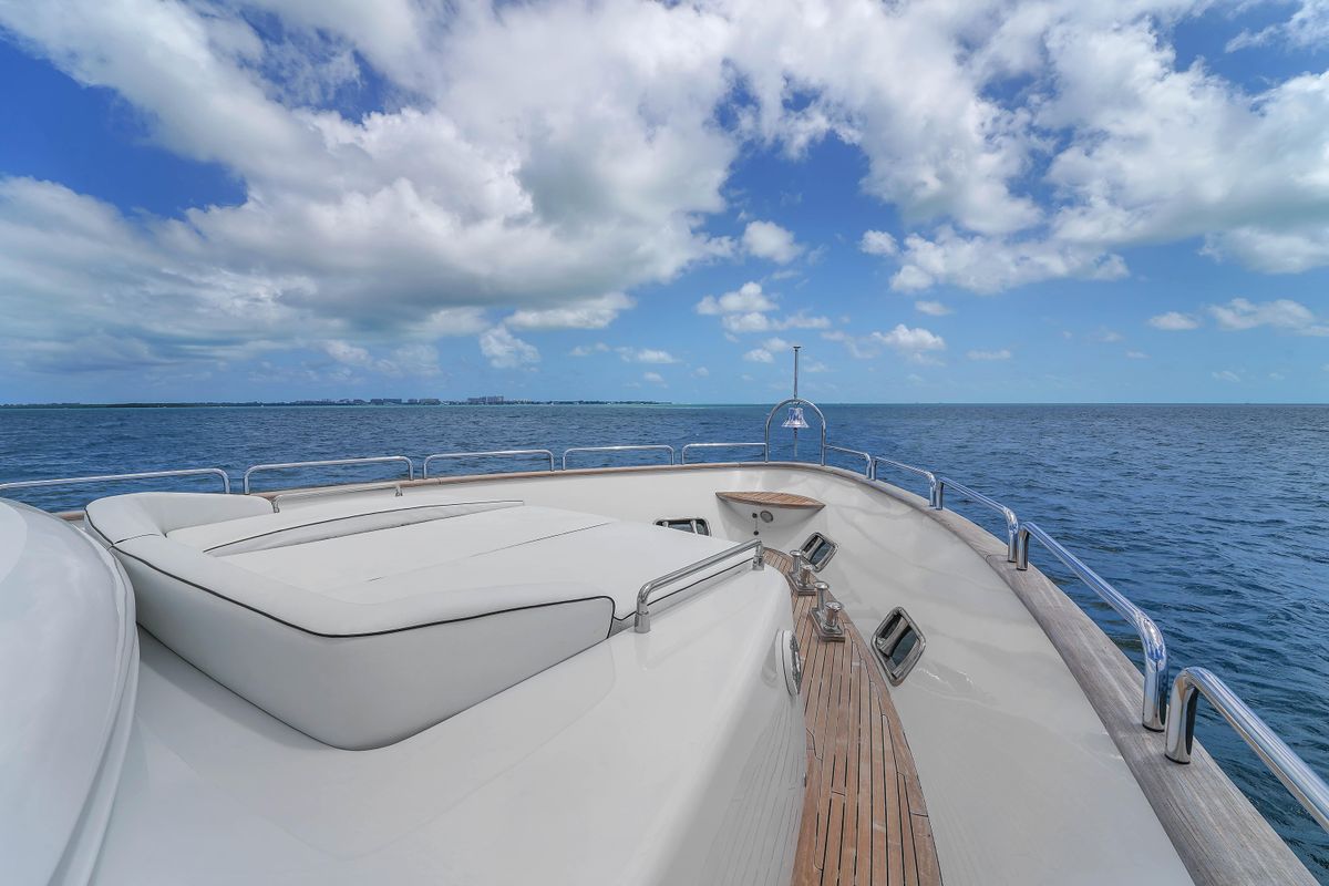 2012 Azimut 105 