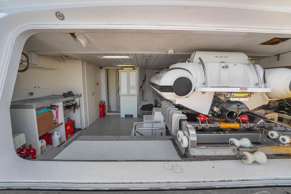 2012 Azimut 105 