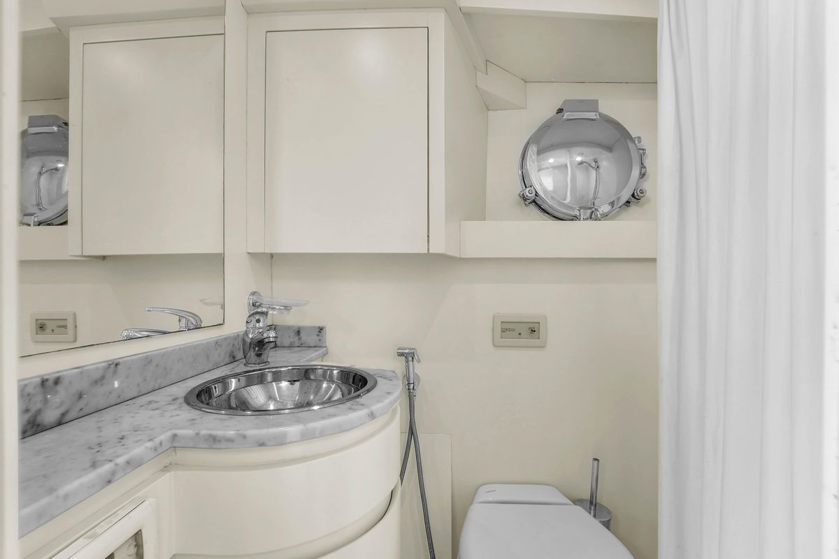 2012 Azimut 105 