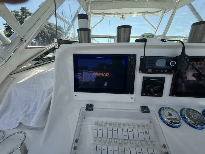  Yacht Photos Pics 2007 Donzi 38 ZSF boat dashboard with Simrad navigation system and controls.