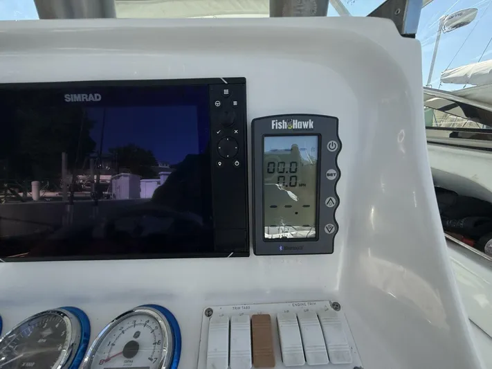  Yacht Photos Pics 2007 Donzi 38 ZSF dashboard with Simrad and Fish Hawk displays.