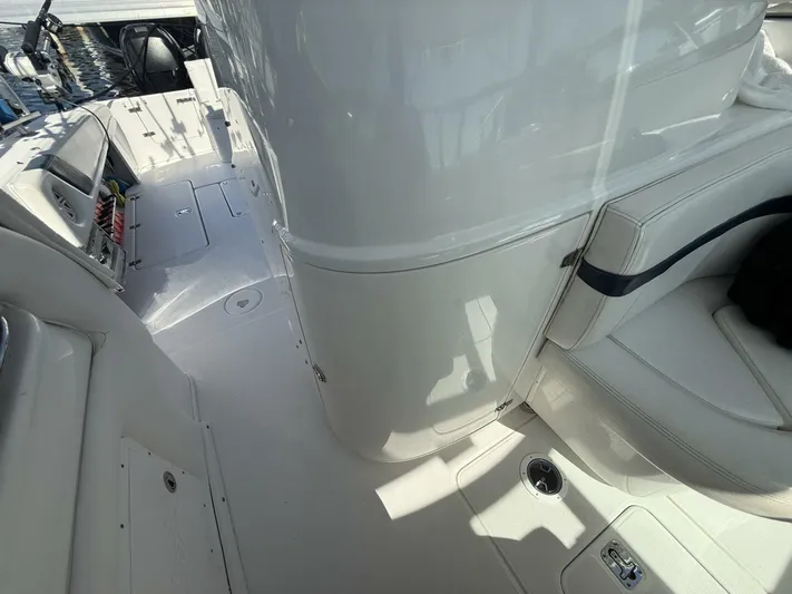  Yacht Photos Pics 2007 Donzi 38 ZSF boat interior with white seating and storage compartments.