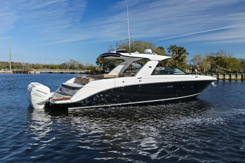  Yacht Photos Pics 2019-Sea-Ray-SLX-400-OB