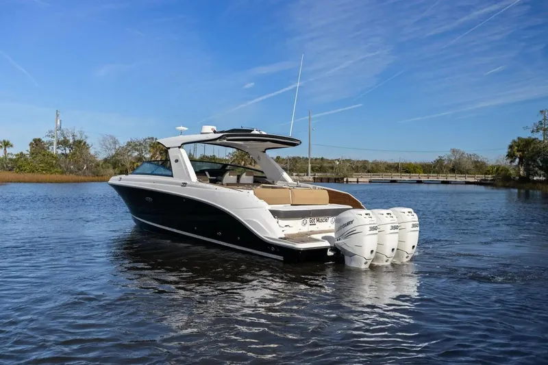  Yacht Photos Pics 2019-Sea-Ray-SLX-400-OB