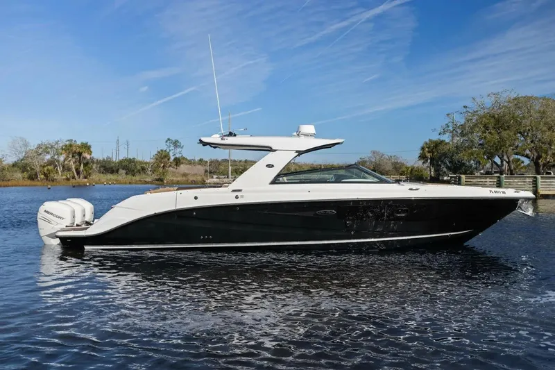  Yacht Photos Pics 2019-Sea-Ray-SLX-400-OB