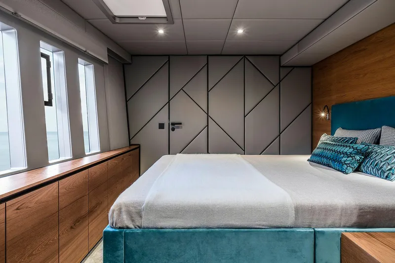  Yacht Photos Pics Luxurious Sunreef 80 yacht bedroom interior, featuring modern design and elegant furnishings, 2026 model.