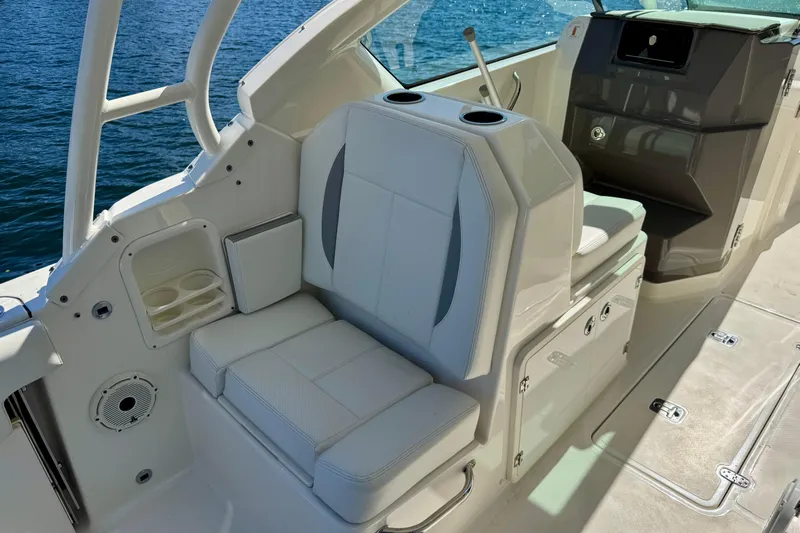  Yacht Photos Pics 2020 Pursuit DC 266 Dual Console boat interior with seating and cup holders.