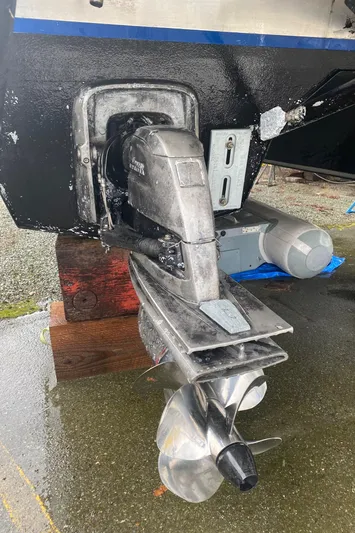 Apollo Axon Yacht Photos Pics 2007 Armstrong Marine Catamaran outboard motor and propeller detail.