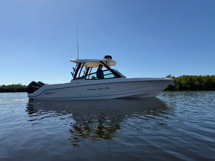  Yacht Photos Pics Boston Whaler 280 Vantage 2022 on calm water.