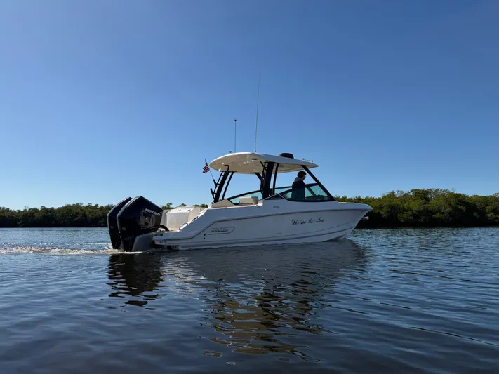 Yacht Photos Pics Boston Whaler 280 Vantage 2022 on calm water under clear sky.