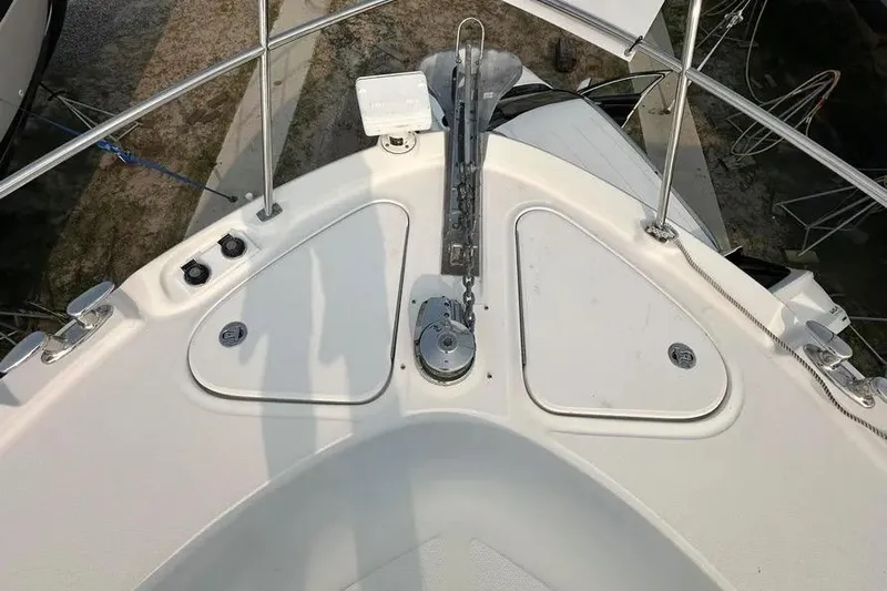  Yacht Photos Pics Bow of 2006 Sea Ray 580 Sedan Bridge with anchor and storage compartments.