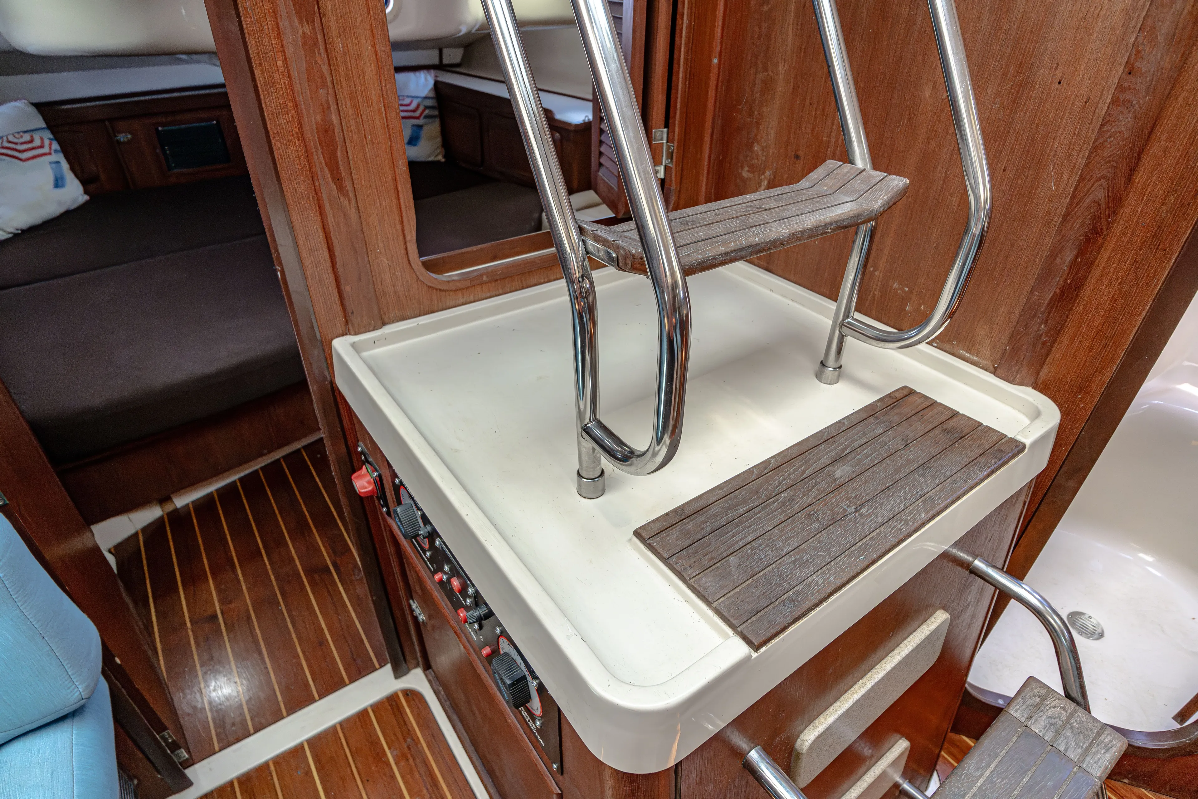 Into The Mystic Yacht Photos Pics Interior of a 1996 Hunter 430 sailboat with wooden steps and cabin view.