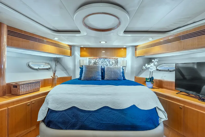  Yacht Photos Pics Luxurious 2003 McKinna 58 Pilothouse bedroom with elegant decor and modern amenities.